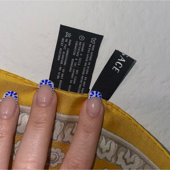 Luxury Versace silk scarf 35" square yellow gold navy cream baroque design NWOT - Picture 12 of 16